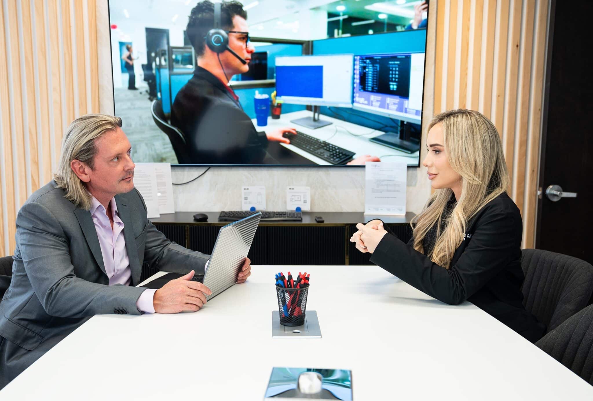 Abogados de accidentes de bicicleta de Ward Law discutiendo estrategia del caso