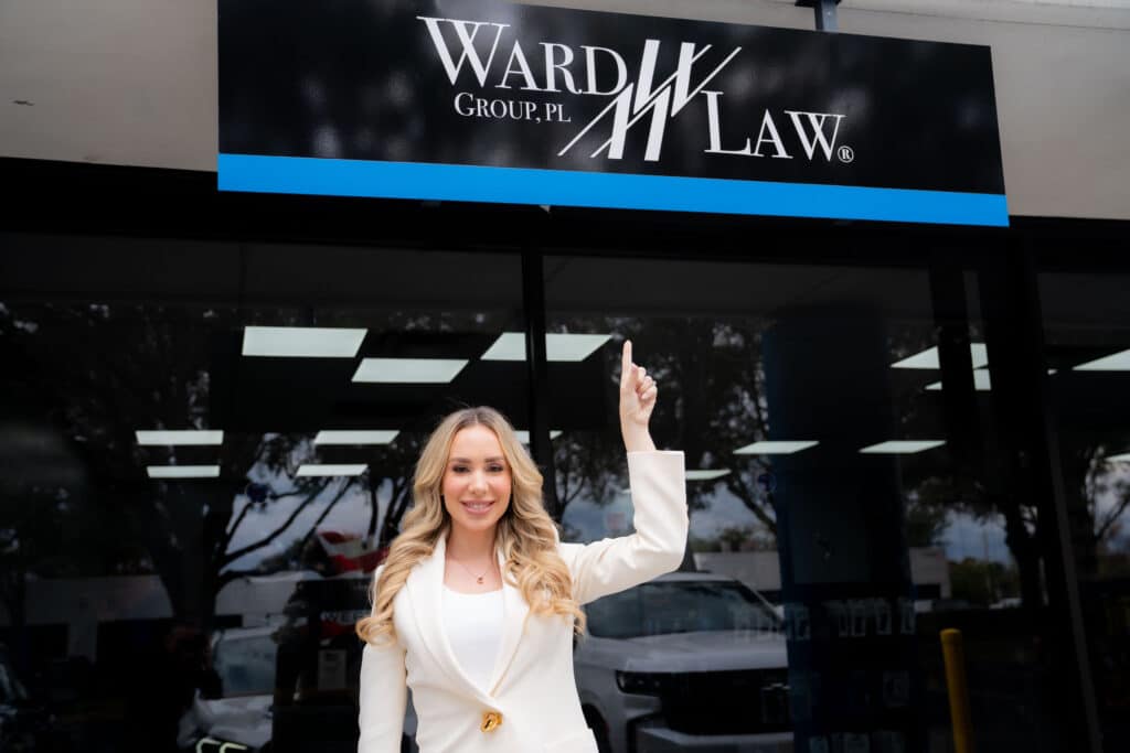 Abogada de Ward Law frente a la oficina de Orlando