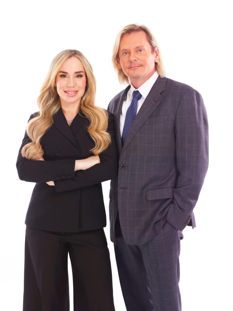 Dos abogados de Ward Law de pie juntos.