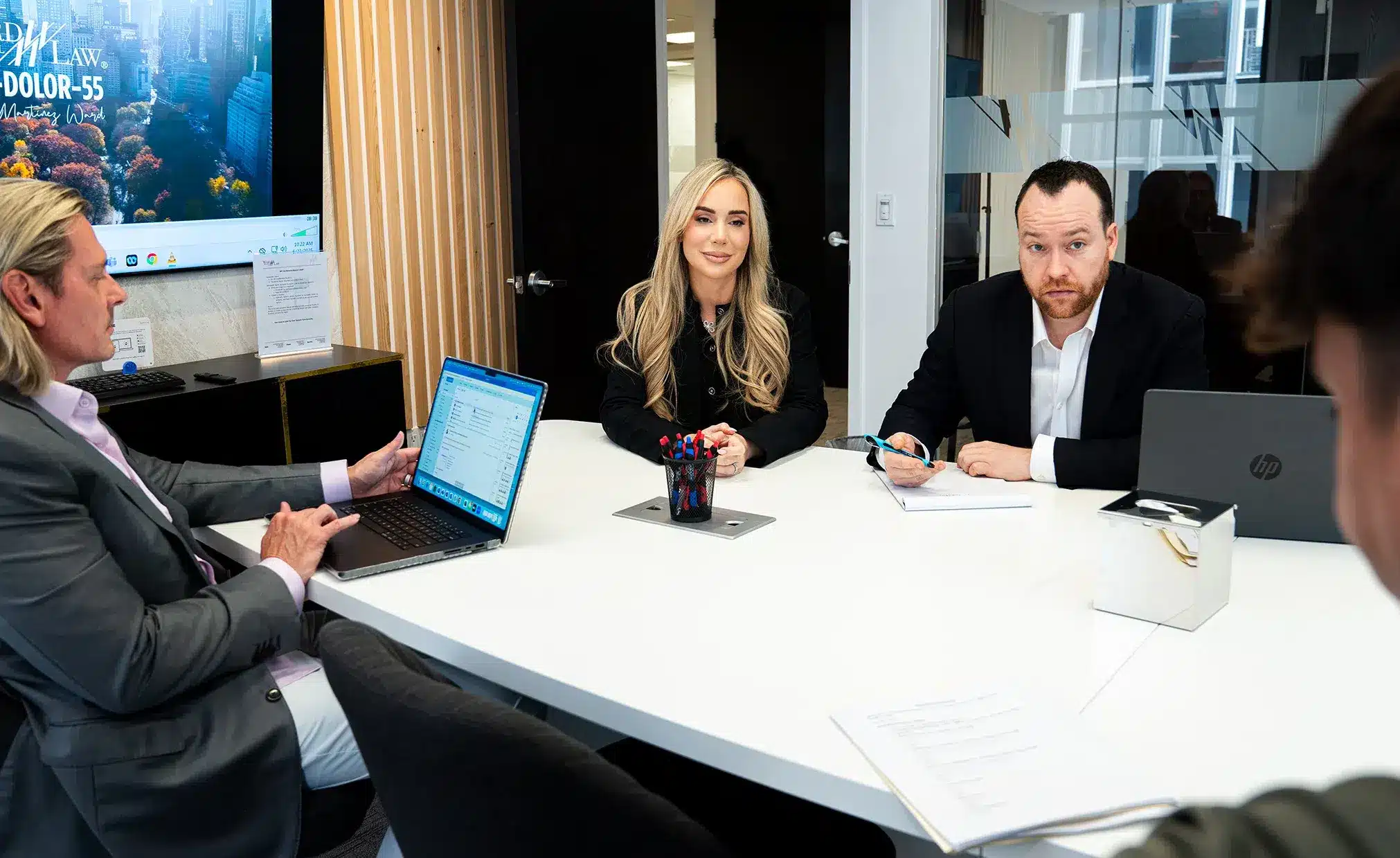 Abogados de Ward Law reunidos en su oficina de Nueva York para discutir un caso